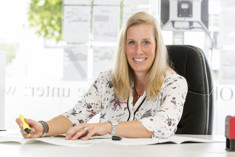 Tanja Müller am Schreibtisch
